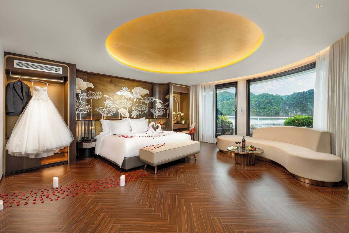 Royal Suite, Balcony, Ocean View | Minibar (some free items), in-room safe, soundproofing
