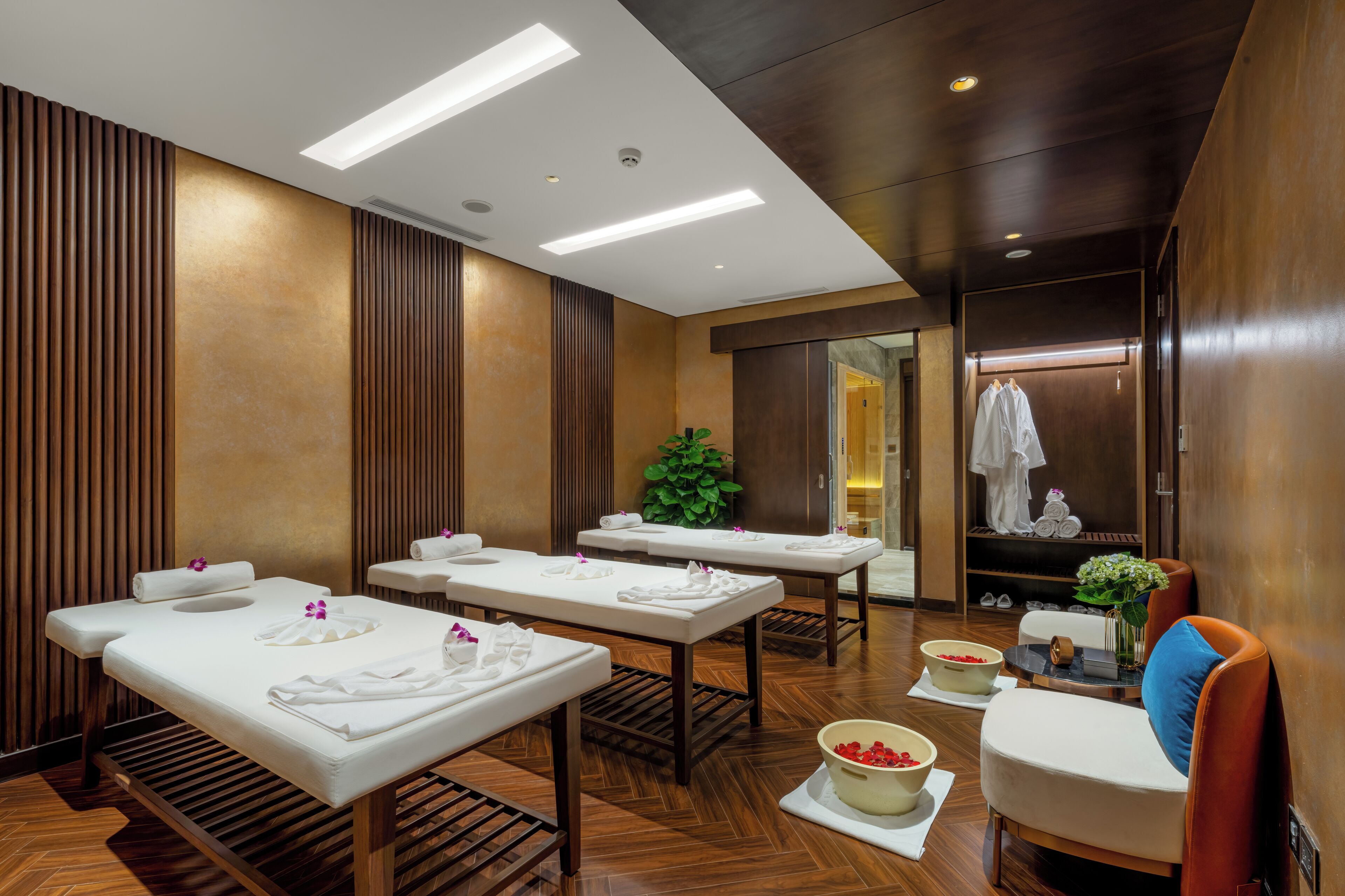 Couples treatment room(s), sauna, steam room, hot stone massages