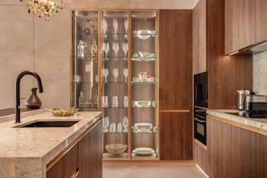 Una cocina moderna con espacio para vinos empotrado, un fregadero y una estufa.