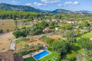 A residential area with a swimming pool, surrounded by greenery and houses. - REYNES - Rustic villa with private pool and free Wi-Fi (Pollensa)