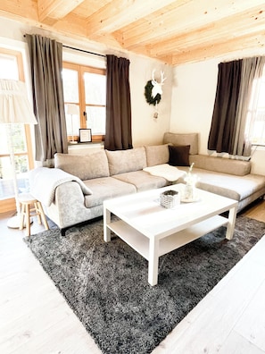 Un salon confortable avec un canapé, une table basse et un tapis.