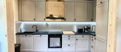 Kjøleskap, ovn, kokeplater og oppvaskmaskin