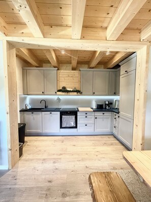 Een koelkast, een oven, een kookplaat, een vaatwasser