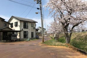 Unclassified image, 2 of 11, button - Bullfighting and Nishikigoi Traditional Culture House (Nagaoka)