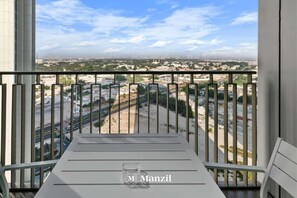 Departamento de lujo, balcón, vista a la ciudad | Balcón