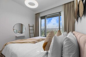 Luksusleilighet, balkong, byutsikt | Blendingsgardiner, strykejern/-brett og wi-fi (inkludert)