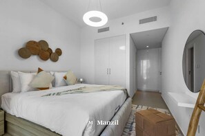 Appartement luxueux, balcon, vue sur la ville | Rideaux d’obscurcissement, fer et planche à repasser