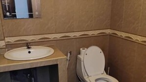 A bathroom with a toilet, sink, and a window. - Le-nou Siemreap Guesthouse (Siem Reap)