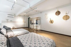 A modern hotel room with a large bed, a walk-in closet, and decorative wall art. - Pinnacle Duplex@5m Walk to Paradigm Mall+WIFI (Petaling Jaya)