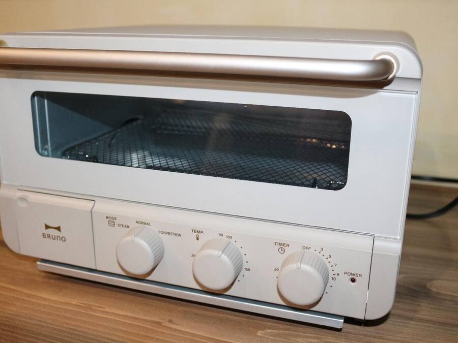 Horno tostador blanco con pantalla digital y mandos para la temperatura, el temporizador y la configuración de potencia.