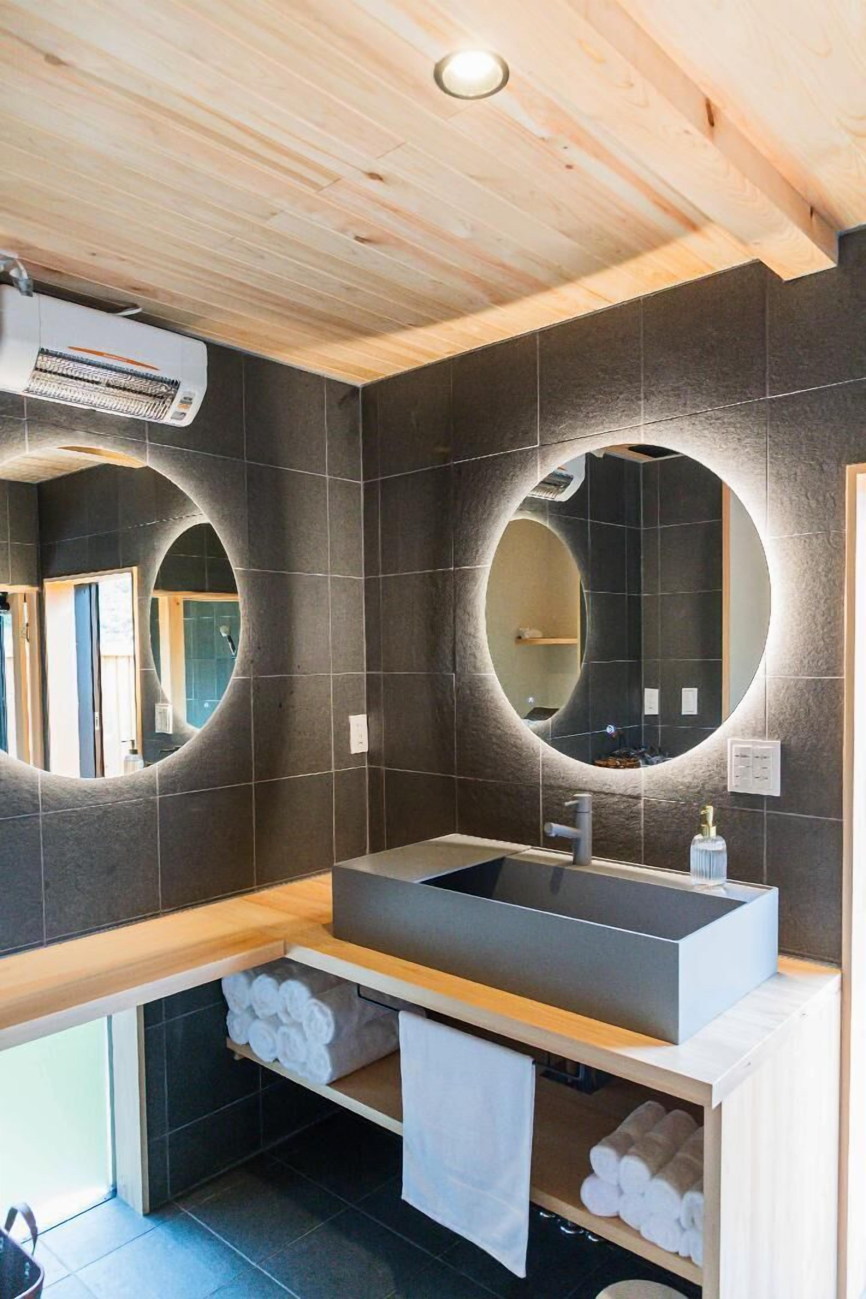 Kostenlose Toilettenartikel, Haartrockner, Hausschuhe