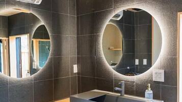 Kostenlose Toilettenartikel, Haartrockner, Hausschuhe