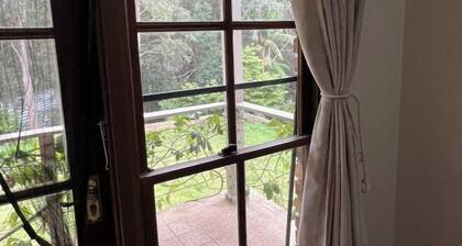 Castle Hill, a cozy little inn.