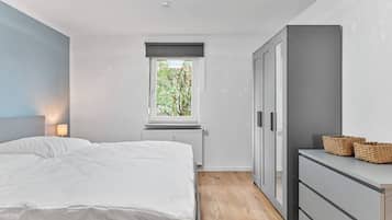 Iron/ironing board, internet, bed sheets