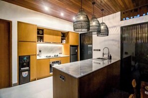 Ảnh chưa phân loại, 4 trong số 18 ảnh, nút