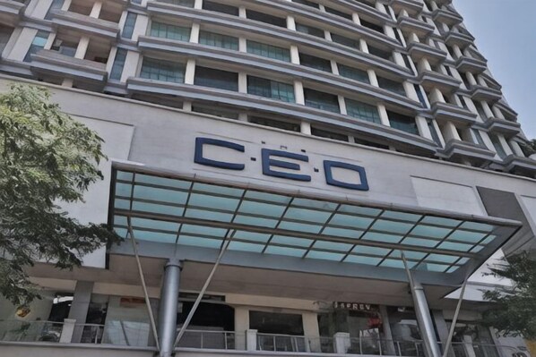 Un bâtiment moderne, avec une grande enseigne « PDG » sur la façade, ce qui laisse supposer qu’il pourrait s’agir du siège social d’une entreprise.