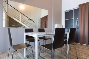Restaurant - 3-Bed Exec Suite RumahKu Airport Penang (Bayan Lepas)