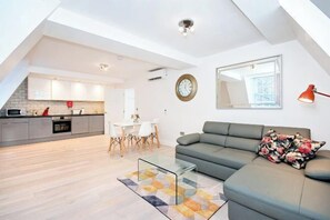 Room - Eldon Chambers Flat 2 by City Living London (London)