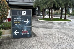 A parking sign with directions to SORA, NUBE, and Altus car parks. - Setia sky 88 Foo homestay (Johor Bahru)