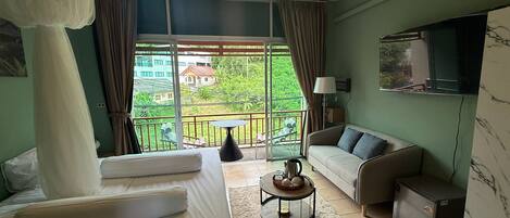 Habitación Deluxe doble, balcón, vistas al jardín | Cortinas opacas, tabla de planchar con plancha, wifi gratis