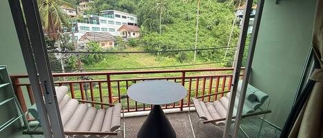 Chambre Double Deluxe, balcon, vue jardin | Rideaux occultants, fer et planche à repasser, Wi-Fi gratuit