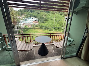 Habitación Deluxe doble, balcón, vistas al jardín | Cortinas opacas, tabla de planchar con plancha, wifi gratis