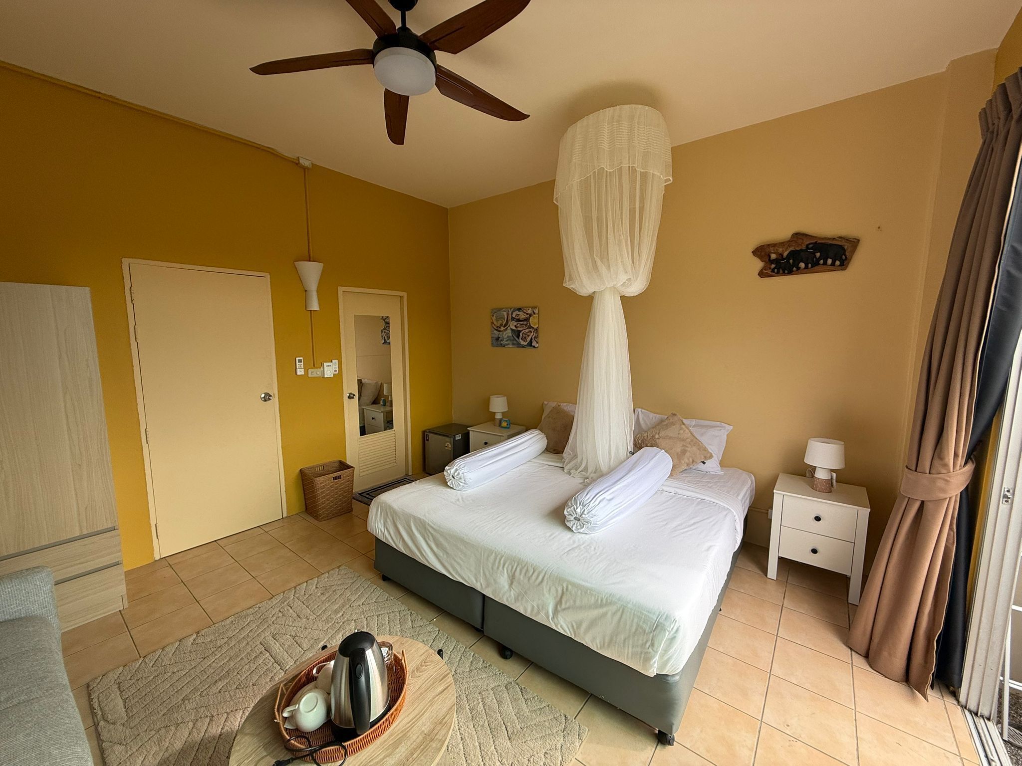 Quarto casal luxo, sacada, vista para a montanha | Cortinas blackout, ferros/tábuas de passar roupa, Wi-Fi de cortesia