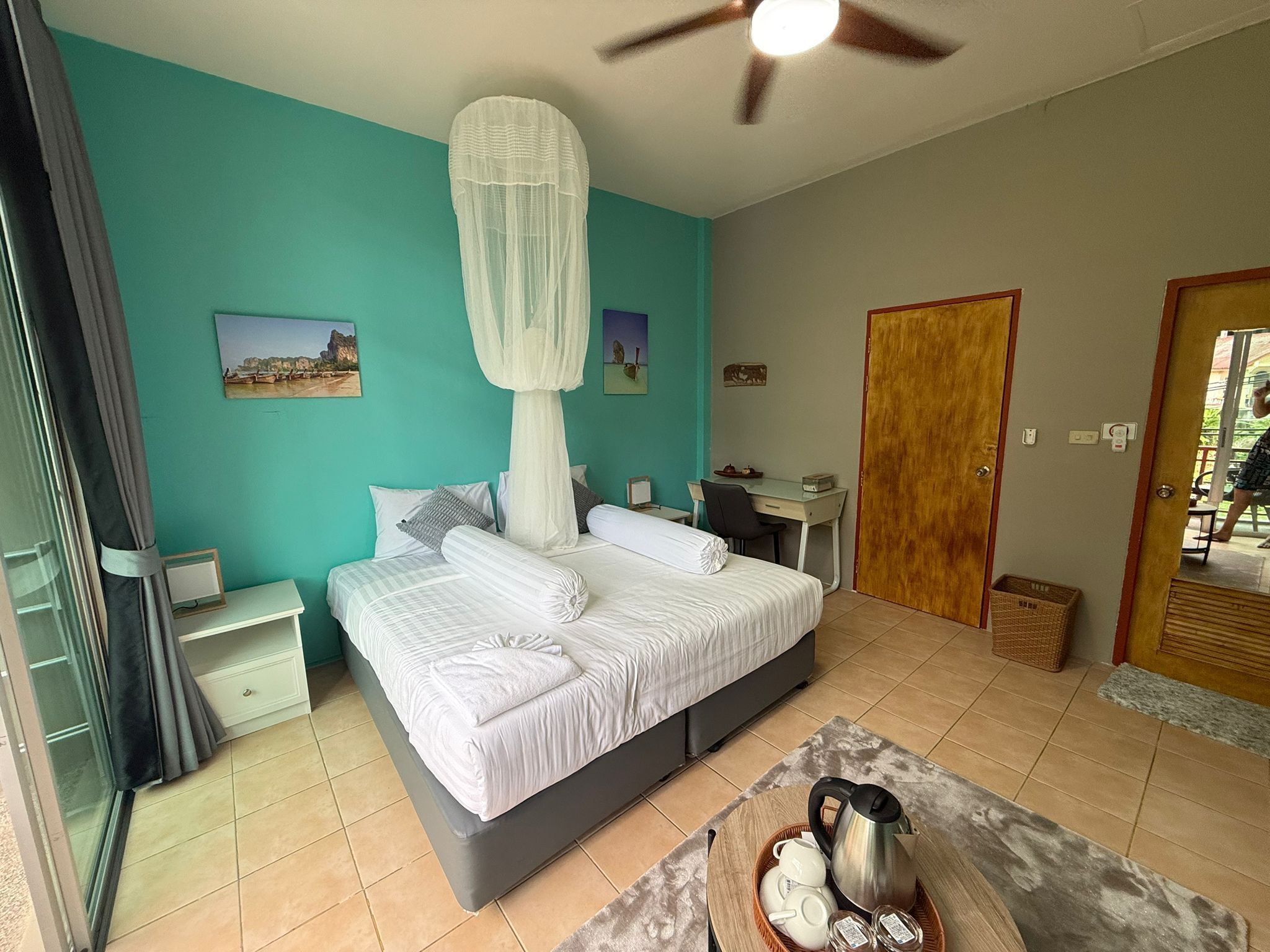 Quarto casal luxo, sacada | Cortinas blackout, ferros/tábuas de passar roupa, Wi-Fi de cortesia