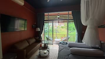Habitación doble Deluxe, balcón | Cortinas blackout, tabla de planchar con plancha y wifi gratis