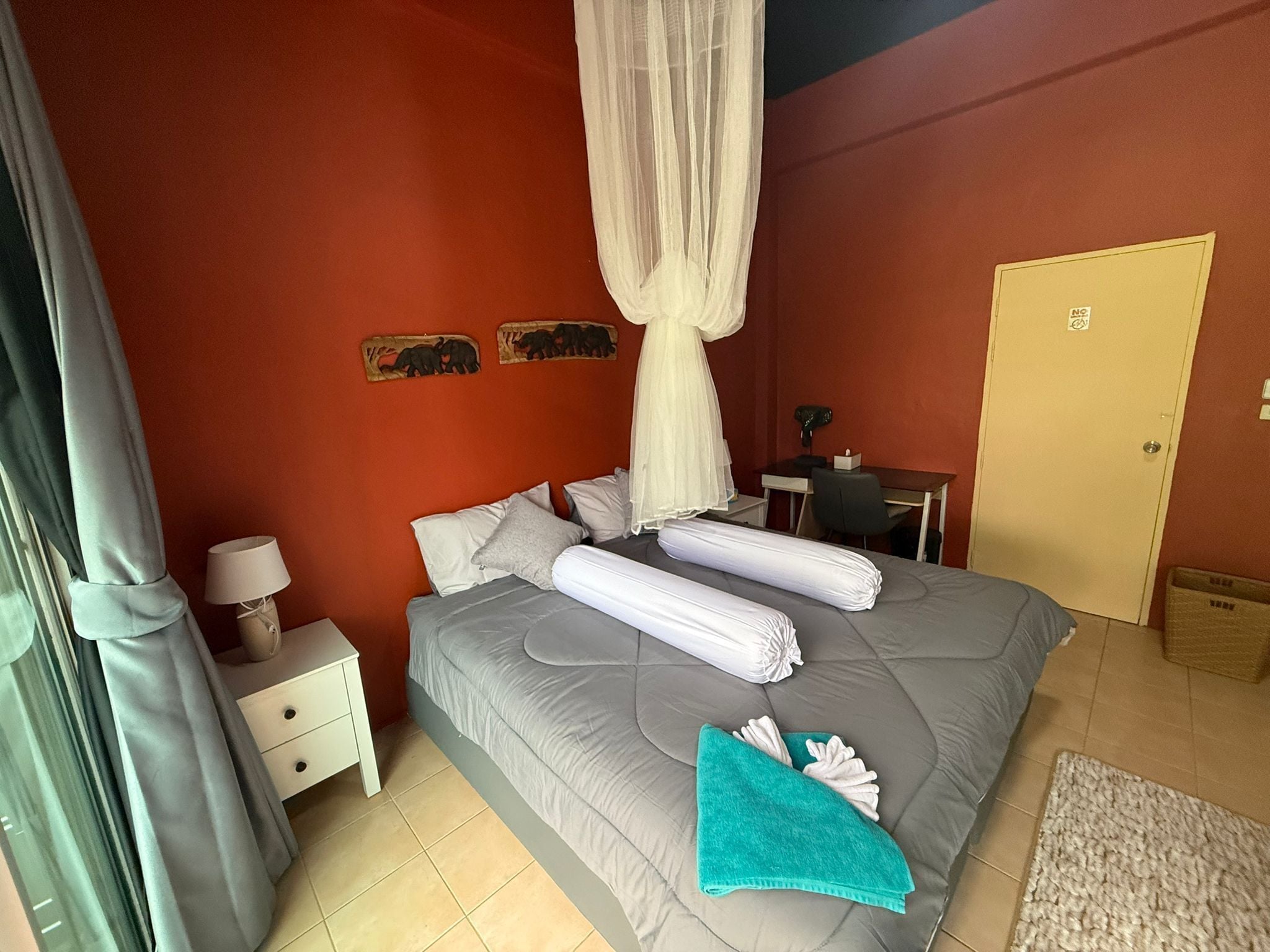 Quarto casal luxo, sacada | Cortinas blackout, ferros/tábuas de passar roupa, Wi-Fi de cortesia