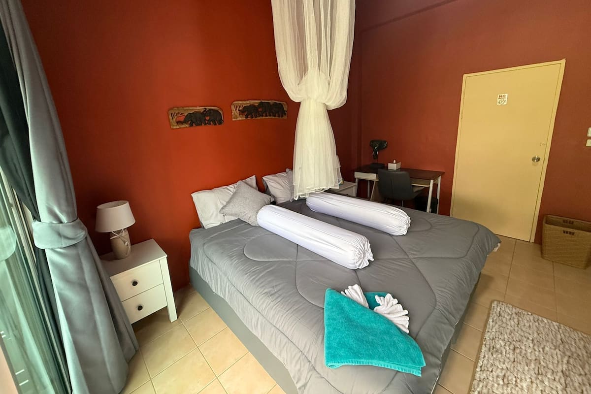 Une chambre à coucher avec un lit, un bureau et une porte.