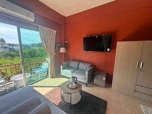 Habitación Deluxe doble, balcón | Cortinas opacas, tabla de planchar con plancha, wifi gratis