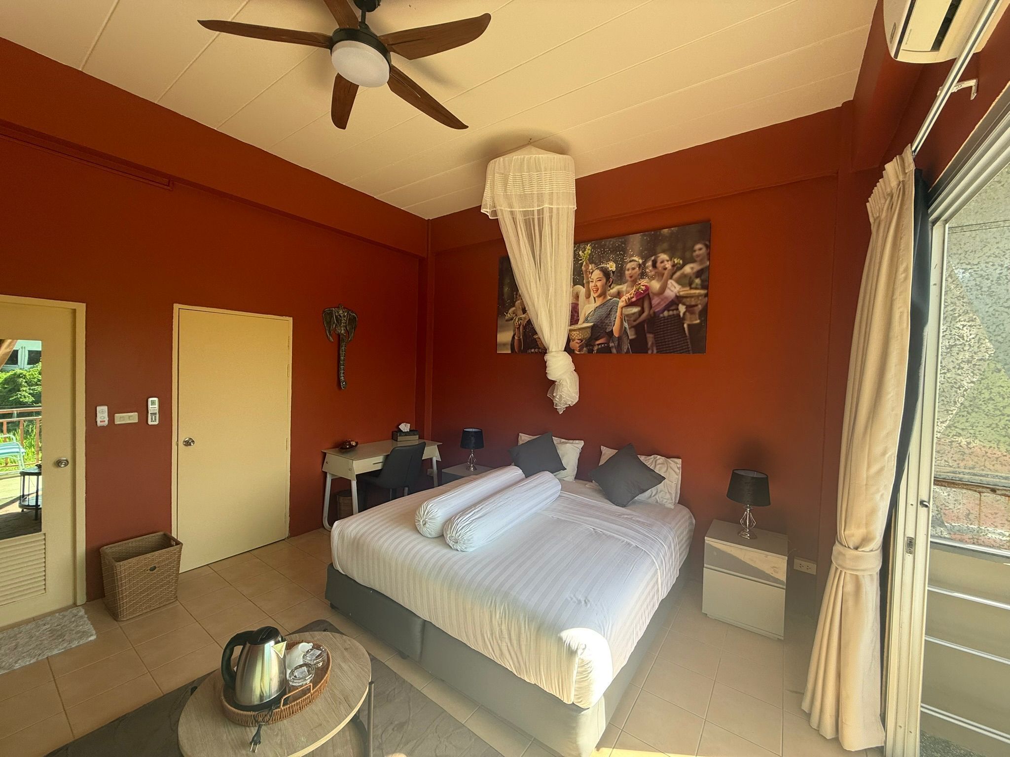 Quarto casal luxo, sacada | Cortinas blackout, ferros/tábuas de passar roupa, Wi-Fi de cortesia