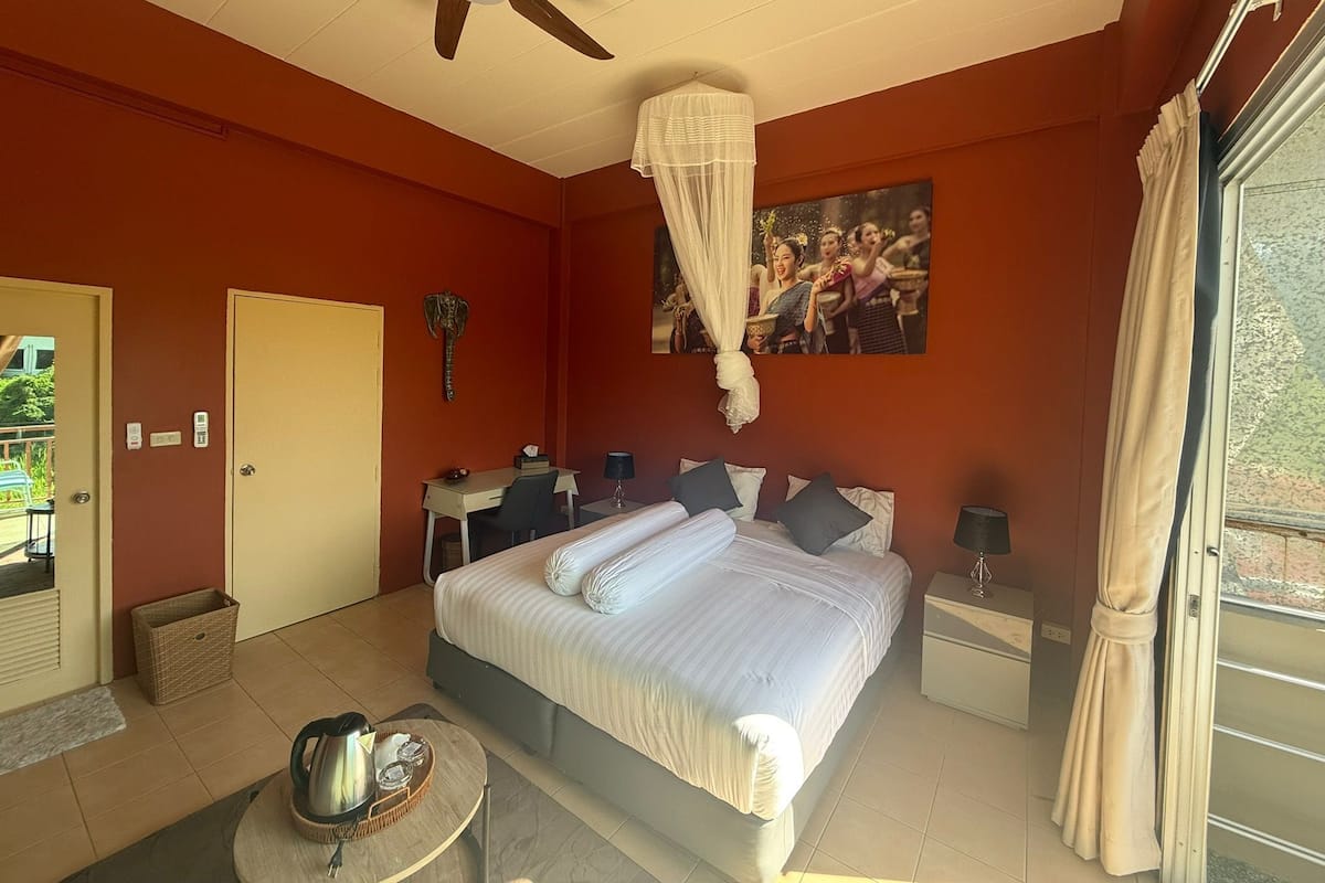 Chambre Deluxe double, balcon | Rideaux d’obscurcissement, fer et planche à repasser