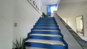 Een trap met blauwe treden die uitkomt op een plateau.