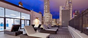 Large Unit Close to the Millennium Park! Parking!