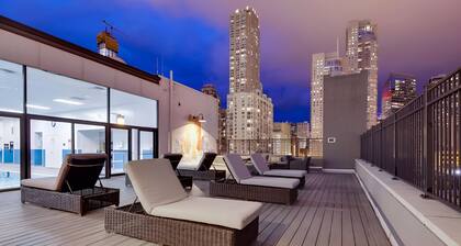 Large Unit Close to the Millennium Park! Parking!