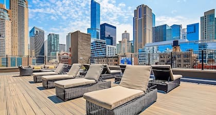 Large Unit Close to the Millennium Park! Parking!