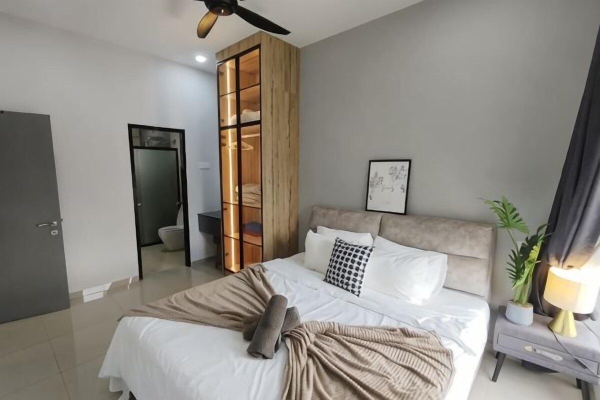 Un dormitorio con cama, mesita de noche y armario.