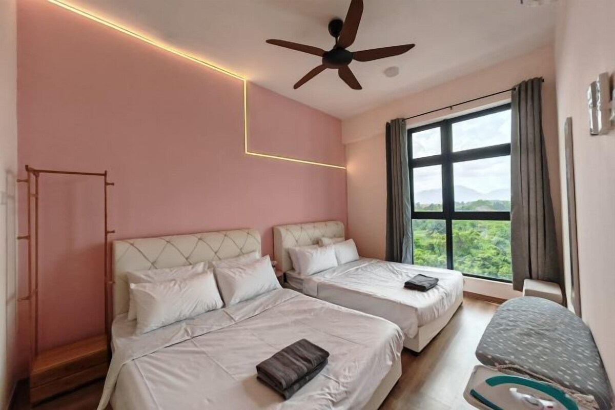 Habitación de hotel con dos camas, un ventilador de techo, un ventanal con vistas y una mesita de noche.