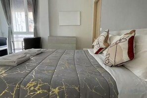 Unclassified image, 5 of 21, button - huaxia (Venice)