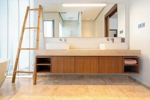 Tempat tidur bayi