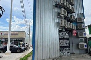 Parking - Charinsup Pinklao Hotel (Bang Kruai)