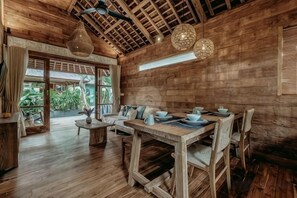 Un intérieur en bois comprenant une table à manger, des chaises et un canapé.
