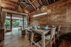 Un intérieur en bois avec une table à manger, des chaises et un canapé.