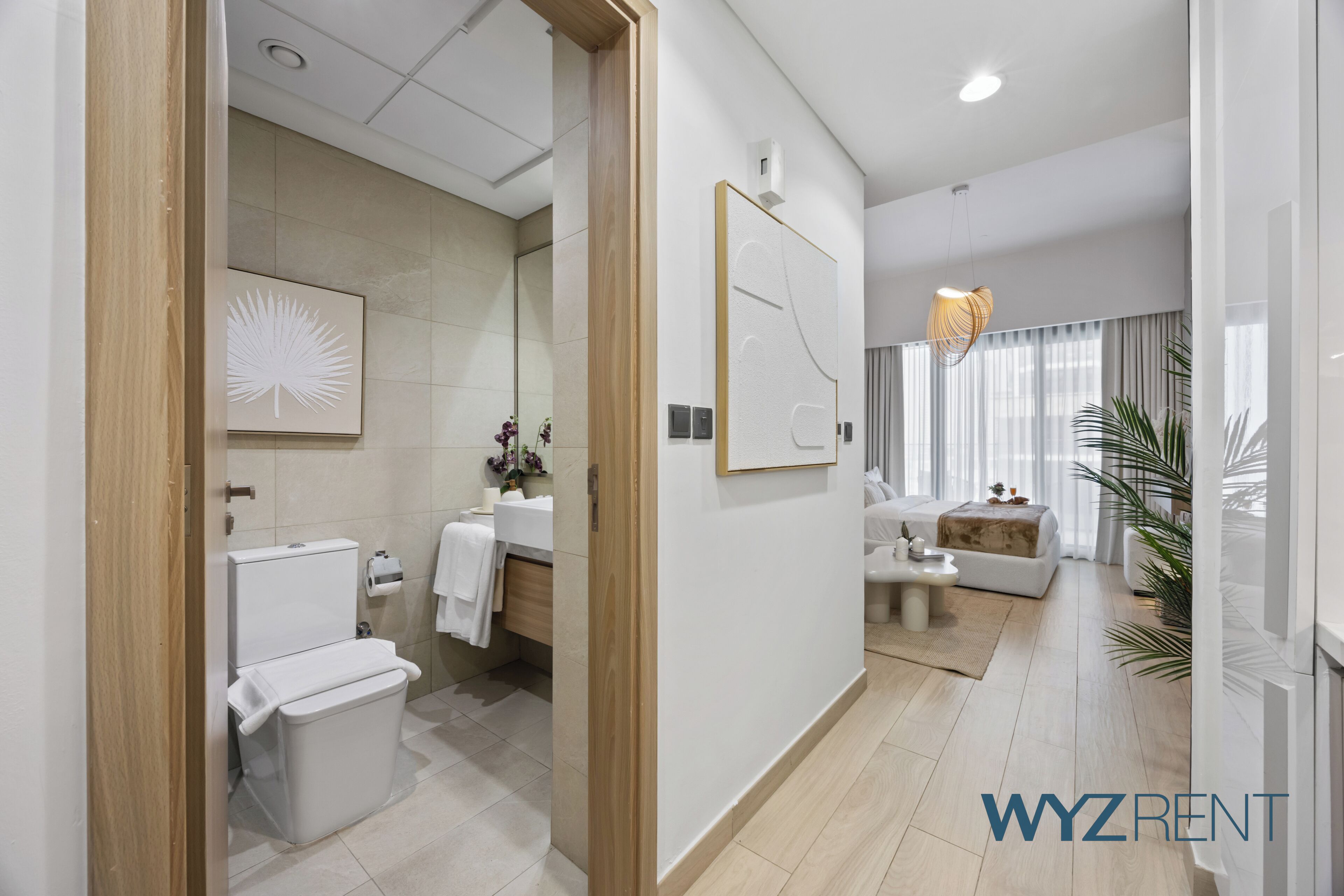 Een moderne badkamer met toilet, wastafel en spiegel.