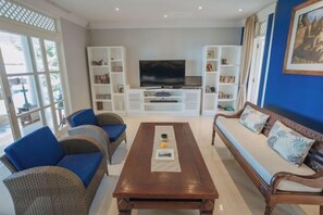 Living area - Raaga Samudra Villa (Bali)