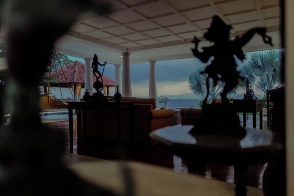 Bar (on property) - Raaga Samudra Villa (Bali)