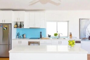 Cribs/infant beds - Ocean view luxury 3 bedroom home with balcony (North Bondi)