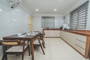 Private kitchen - ShinChan Chill 14pax Homestay@Bukit Indah (Johor Bahru)